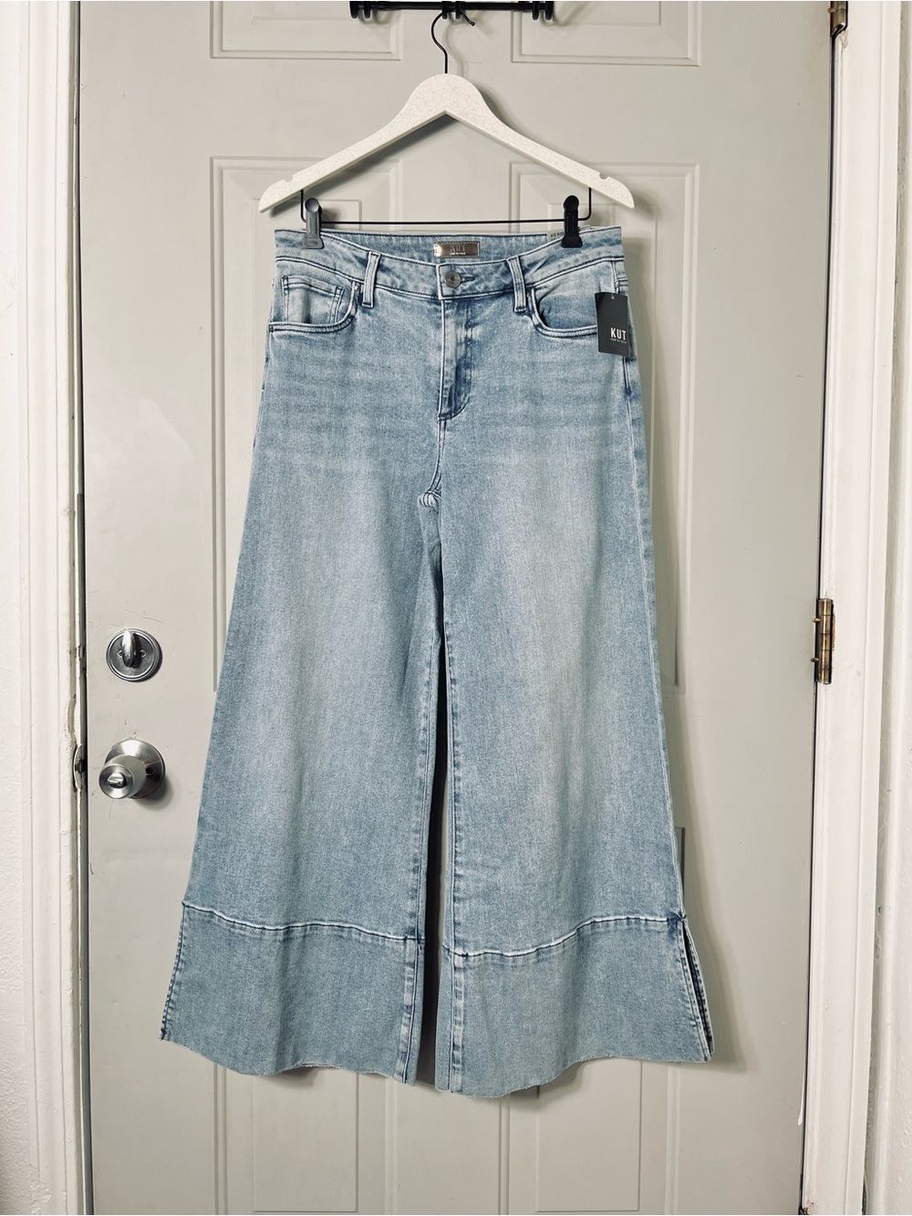 NEW Evereve KUT Goldie Exaggerated Hem Super Flare Famous Wash Jeans size 8 - Picture 2 of 6